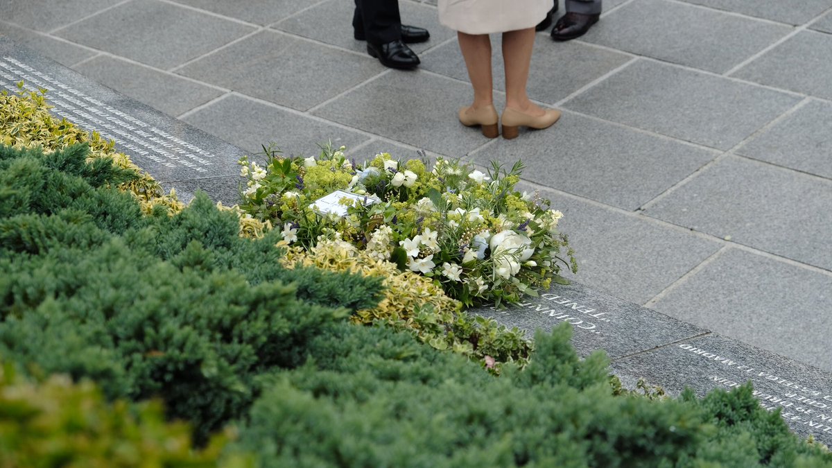 ClarenceHouse's tweet image. The Prince of Wales and The Duchess of Cornwall visit the Omagh Memorial Garden on the 20th anniversary year of the Omagh Bomb.

TRH laid a wreath of white roses and herbs of remembrance, rosemary, lavender and thyme from the gardens at Hillsborough Castle. #RoyalVisitNI