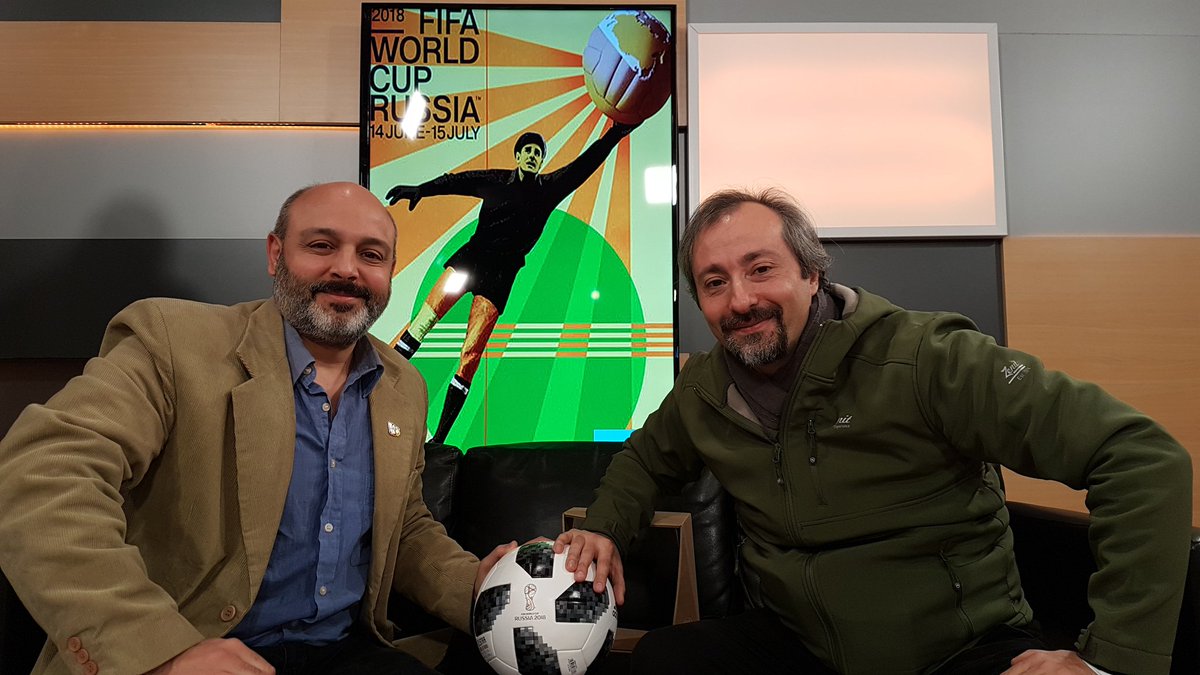 fisicamartin's tweet photo. Hoy estuvimos con Ernesto Blanco hablando de la física y la tecnología de la #Telstar18 @adidasUY la pelota del #MundialRusia2018 en @CambiandoAire de @TNUtvpublica
Un poco sobre aerodinámica y otro poco sobre la tecnología NFC incorporada en la nueva pelota mundialista. https://t.co/3cdsFu0gVi