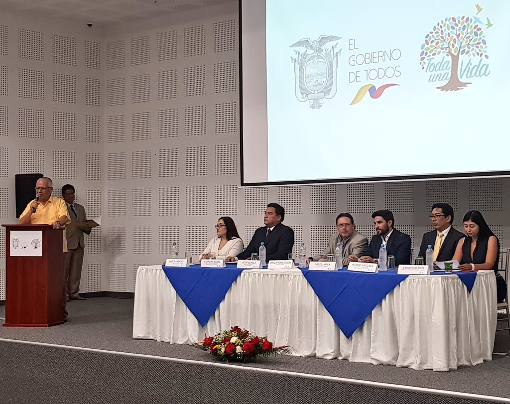 AMEcuador's tweet photo. "Gracias a todas las instituciones que están aquí, quienes se han preocupado por apoyar al sector turístico de cada uno de los cantones", alcalde Víctor Manuel Quirola.
@GADsantodomingo 
#DescentralizaciónTurística 
#AMEenTerritorio https://t.co/4jOXwQ0ZJy