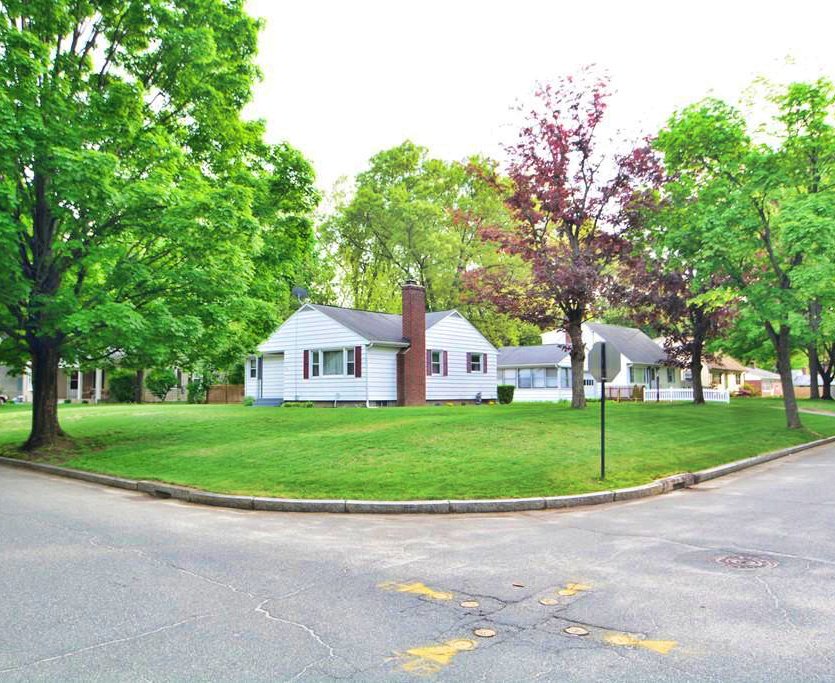 t_creg's tweet photo. 3BDRM, 1BTH Ranch, the kitchen boast Granite Countertops, appliances to remain, hardwood floors, Recessed lighting, HotTub, & much more! Come see for yourself, call or inbox us to schedule a showing, (413) 459-2477! #TCREG #realestate #listing #westernmass
https://t.co/UQ5Qd5QZZd https://t.co/xhwPIgB178