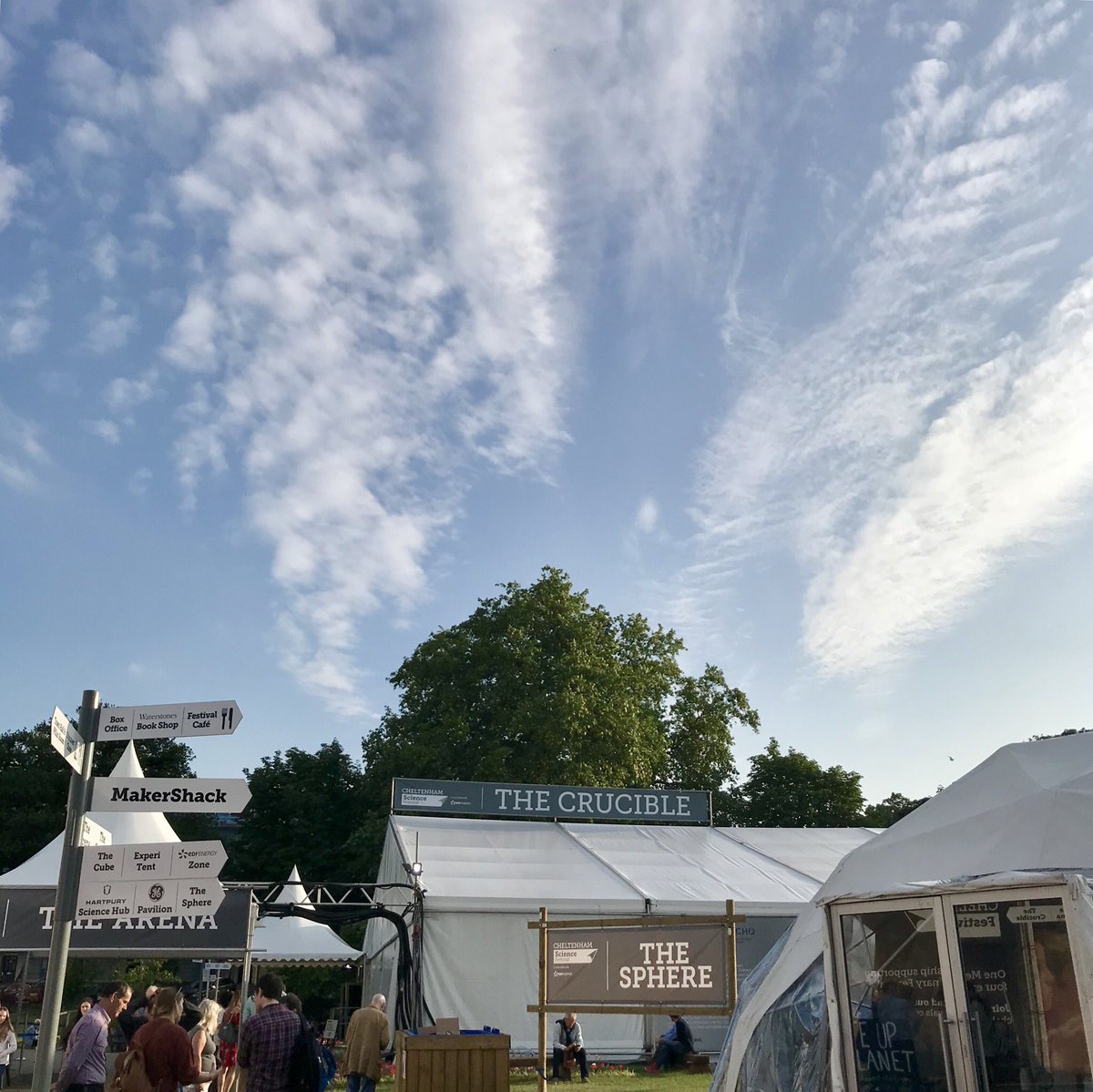 jennjwc's tweet photo. #CheltSciFest Day 6 highlights_02
#NaturesSecretPatterns by @mariekenavin @mcoath @corticalpete @MouldS
Fascinating patterns hidden all around us! #pineapples #sunflowerseedspirals #Finonacci #beedance #waggledance 🍍🌻🐝
#CheltSciFest2018 @CheltSciFest @cheltfestivals https://t.co/ITM6OfgfMy