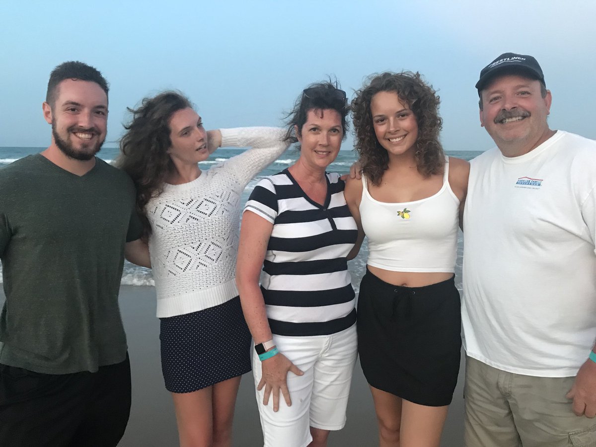 Liiinds3b's tweet photo. lmao my family hates me https://t.co/Dq0Kn9YYYX