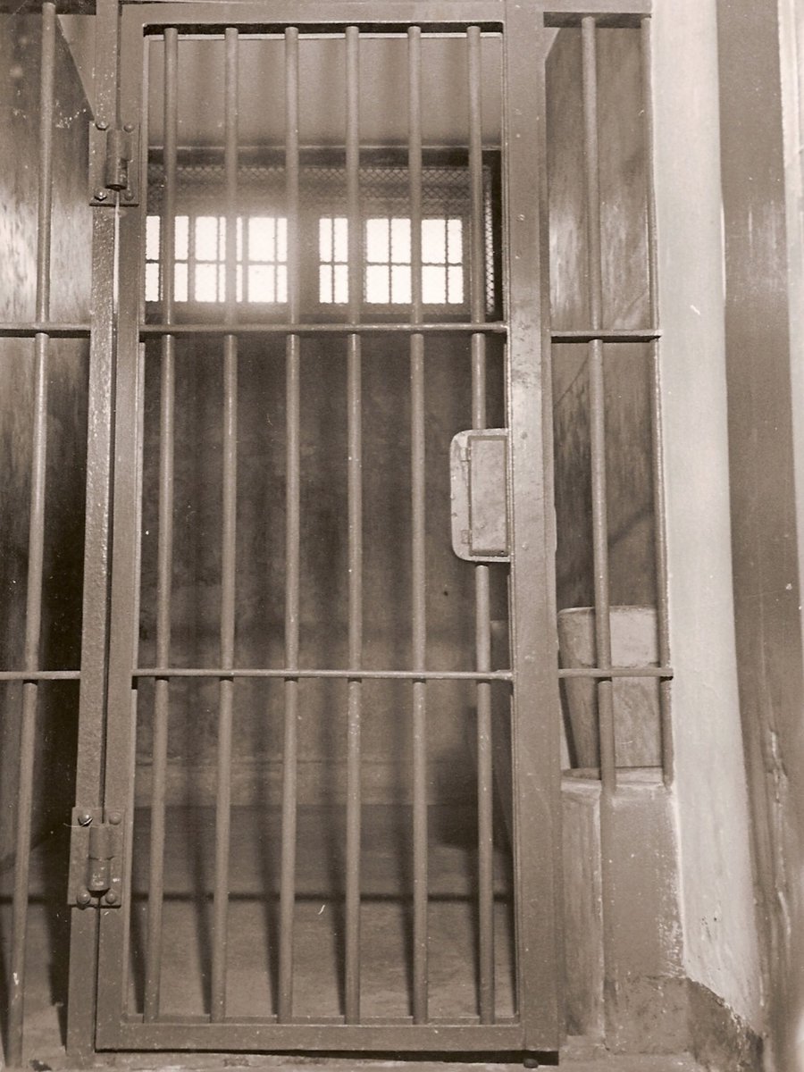 PrisonHorsens's tweet photo. Vold i fængslerne, et overfyldt sindssygehospital og psykisk syge fanger som nægtes overflytning. Dét var realiteten for 105 år siden, og i morgen kan du høre, hvordan man valgte at løse problemet i fængslet i Horsens. Formidleren Fortæller kl. 11:00 #psykiatri #dkkrim #dkmuseer https://t.co/8r2fkDtFO2