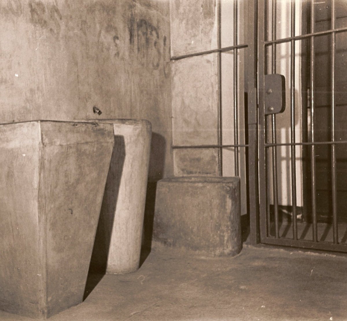 PrisonHorsens's tweet photo. Vold i fængslerne, et overfyldt sindssygehospital og psykisk syge fanger som nægtes overflytning. Dét var realiteten for 105 år siden, og i morgen kan du høre, hvordan man valgte at løse problemet i fængslet i Horsens. Formidleren Fortæller kl. 11:00 #psykiatri #dkkrim #dkmuseer https://t.co/8r2fkDtFO2