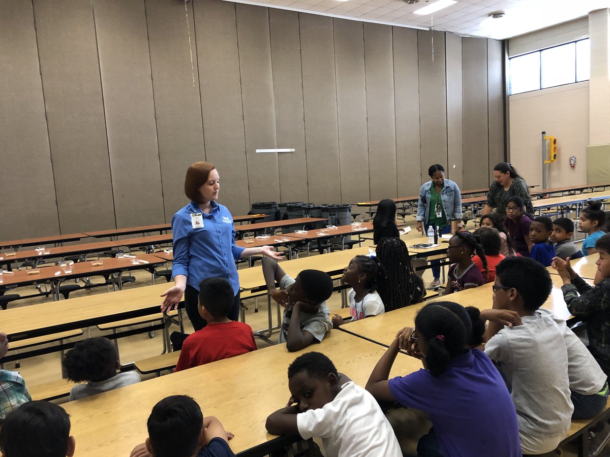 Alief_Nutrition's tweet photo. Learning about #superfoods with berry yogurt parfaits #aspcamp @landis_es https://t.co/6BJ3yTMyPQ
