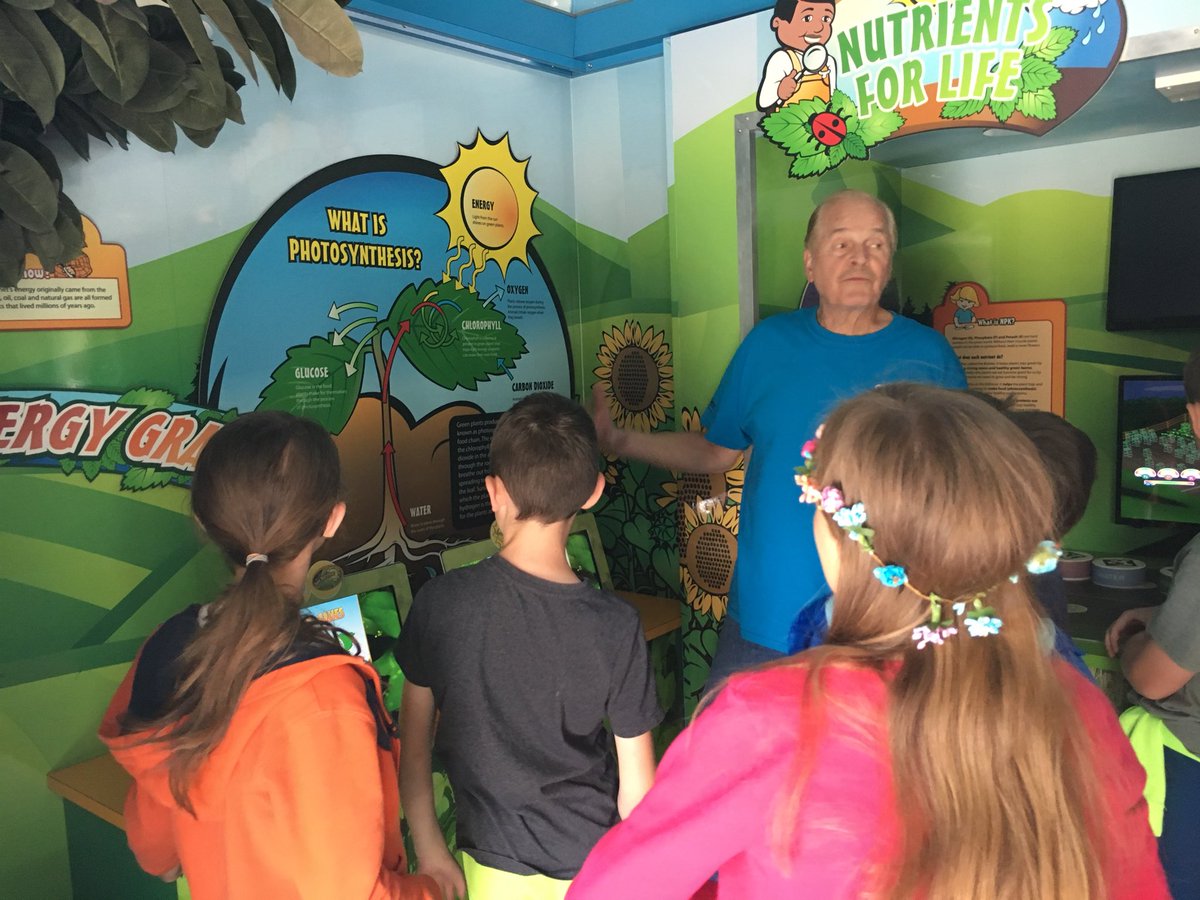 fearlessfcs4s's tweet photo. The #magnificentmcneillys are loving their Seed Survivor program on this sunny ☀️ day! #handsonlearning #plantsmatter 🌿🌱🌾🌻#FCSinspired https://t.co/3v3vDd35w6