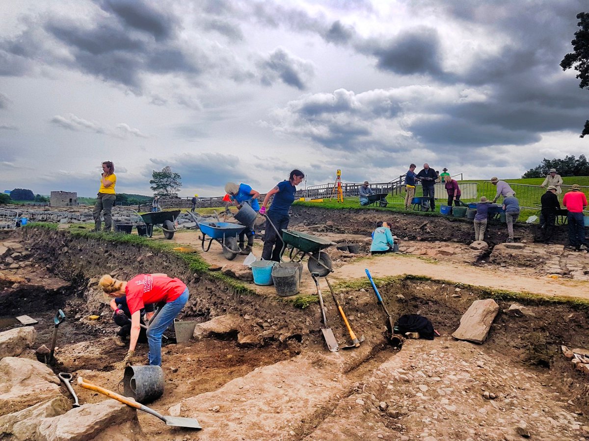 VindolandaTrust's tweet photo. The clouds roll in over our period 6 excavators #weather #diggerslife #wheredidileavemyraincoat https://t.co/qPehCpymsQ