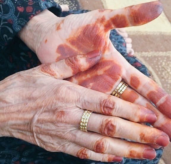 كن لأمك خادمًا وصديقًا
فهي أجمل نساء الدنيا
 وأصدقهن حبًا لك
وأكثرهن خوفًا عليك
وإن غضبت منك فهي تغضب من أجلك
 وليس للإنتقام كالآخرين