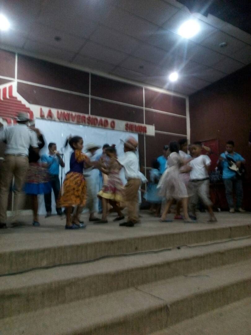 isleyita's tweet photo. #Hoy con la emoción que caracteriza a nuestros estudiantes se realiza encuentro cultural de danza, canto y teatro. Participando todos los circuitos escolares del Estado #Apure @JauaMiranda @RCarrizalezPSUV @Educ_Apure @MPPEDUCACION https://t.co/ffpdFKjokj