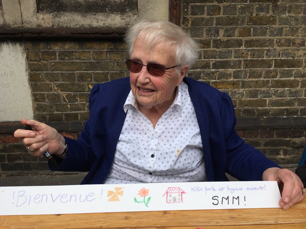 tttooting's tweet photo. Wonderful #SignsofWelcome being created now outdoors at @smmwandsworth to celebrate @RefugeeWeek Thanks to all: @RevPhilippaB & @CARAS_LDN @WWRefugees @Craftivists @MigrationUK https://t.co/FIP2WpRKes