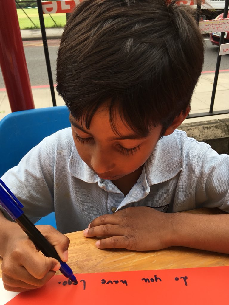 tttooting's tweet photo. Wonderful #SignsofWelcome being created now outdoors at @smmwandsworth to celebrate @RefugeeWeek Thanks to all: @RevPhilippaB & @CARAS_LDN @WWRefugees @Craftivists @MigrationUK https://t.co/FIP2WpRKes