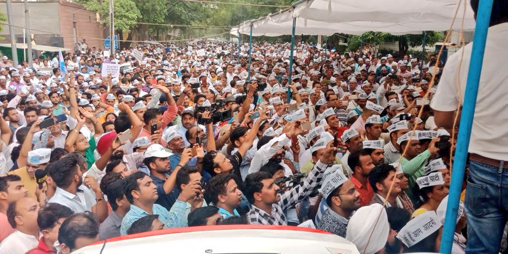 Amitjanhit's tweet photo. यह @AamAadmiParty के कार्यकर्ताओं की शालीनता और अनुशासन ही है जो हजारों की संख्या में कार्यकर्ता LG हाउस के लिए मार्च किए पर पुलिस को उनको रोकने के लिए कोई बल प्रयोग नहीं करना पड़ा।

वरना दिल्ली पुलिस के पास इतने पुलिस बल नहीं थे जो इस जन सैलाब को रोक पाती।

#March4Democracy https://t.co/RecBGmG0DW