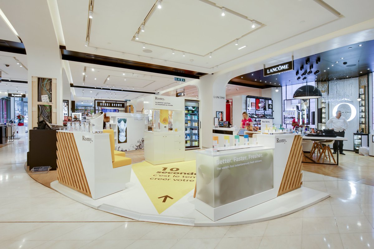 romy_paris's tweet photo. Petit à petit, Romy prend ses quartiers au Printemps !
Entrez au Printemps, et suivez la lumière jaune qui éclaire le rez-de-chaussée... vous voilà arrivé à destination, bienvenu(e) chez Romy ! https://t.co/CXg2fQVZQ2