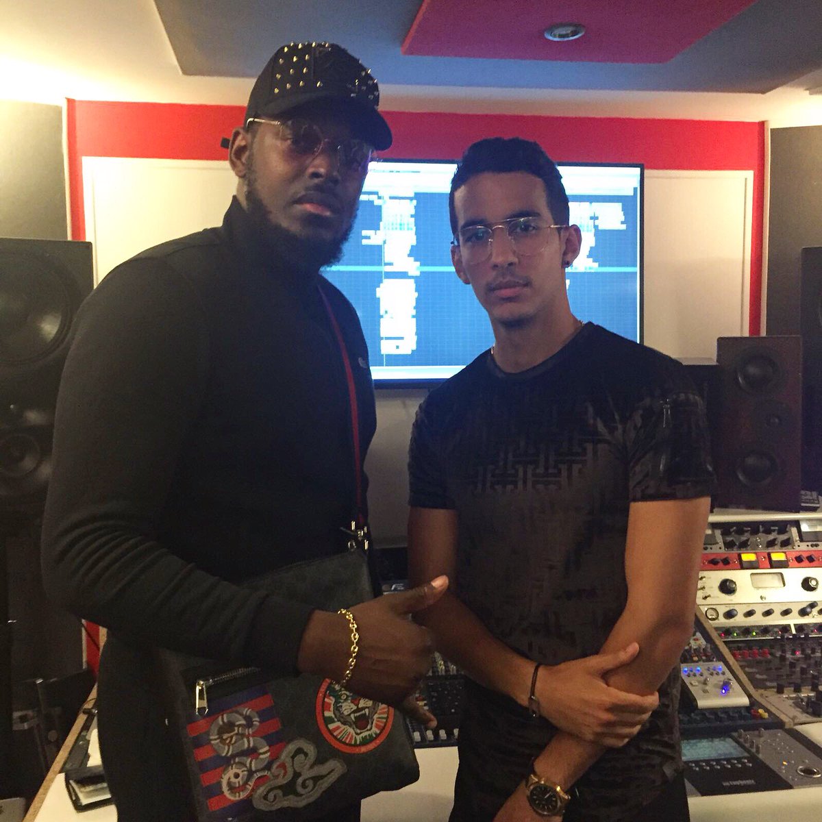 SoufMusic's tweet photo. Avec @KeblackOfficiel c’est dans le four 🔥✔️💯 #2èmeAlbum https://t.co/vjnjgY2X0Z