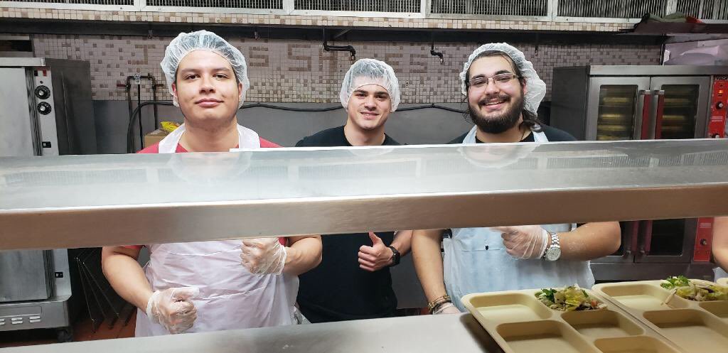 Help4homeless10's tweet image. The hair nets help with efficiency😂 #helpforhomeless