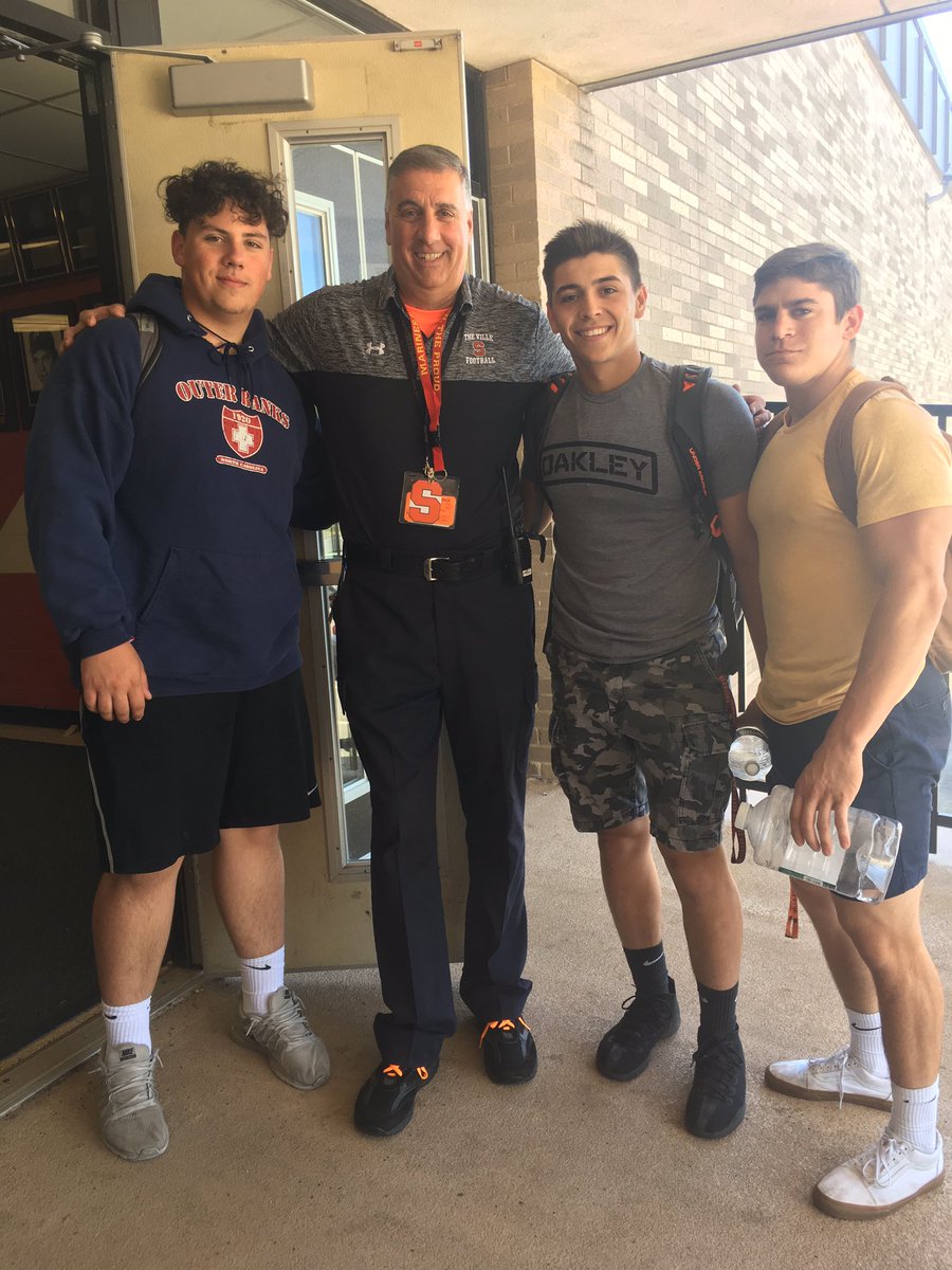 mantone_jerald's tweet photo. Thanks Ville Family for yesterday's great photo time, I will hold them for a life time, FYI- back in Ville tomorrow, put your Study Time for your final exams , best of luck!! Mr. Mantone/ Ville Security--See me to sign my Year Book &amp; I will sign yours, have a Ville Day 📙 https://t.co/pRoOCEVOmF