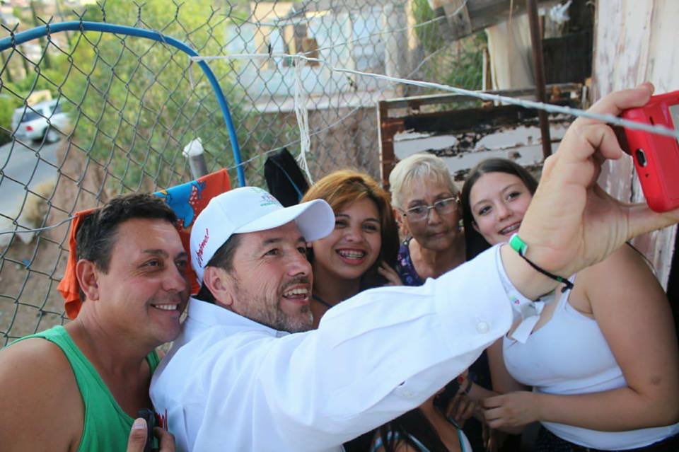 JORGEFREIG's tweet photo. Seguimos con mucha energía llevando nuestras propuestas e invitándolos a salir a votar este 1 de julio. Aquí mi recorrido por la calle Reforma en la Colonia del Rosario, muchas gracias por su respaldo.
#ÁnimoNogales
#UnGobiernoSinPretextos https://t.co/JrdMyVuLvr