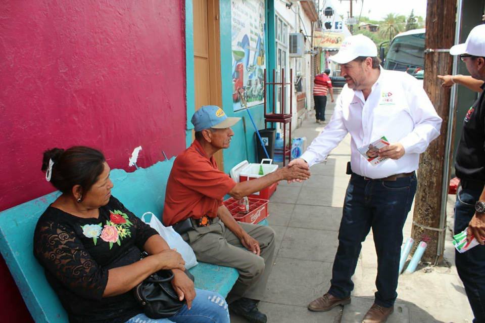 JORGEFREIG's tweet photo. Seguimos con mucha energía llevando nuestras propuestas e invitándolos a salir a votar este 1 de julio. Aquí mi recorrido por la calle Reforma en la Colonia del Rosario, muchas gracias por su respaldo.
#ÁnimoNogales
#UnGobiernoSinPretextos https://t.co/JrdMyVuLvr
