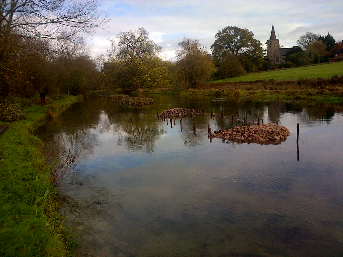 Fish_Ecology_SE's tweet image. River Itchen looking good today at Twyford where we created these islands in 2014 to narrow the channel, increase velocity and make more complex #chalkstream habitat #biodiversity #ForFishSake

#riverrestoration &amp;amp; natural processes #workingwithnature #letriversflow #loveyourriver