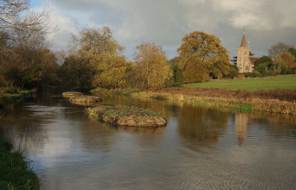 Fish_Ecology_SE's tweet image. River Itchen looking good today at Twyford where we created these islands in 2014 to narrow the channel, increase velocity and make more complex #chalkstream habitat #biodiversity #ForFishSake

#riverrestoration &amp;amp; natural processes #workingwithnature #letriversflow #loveyourriver