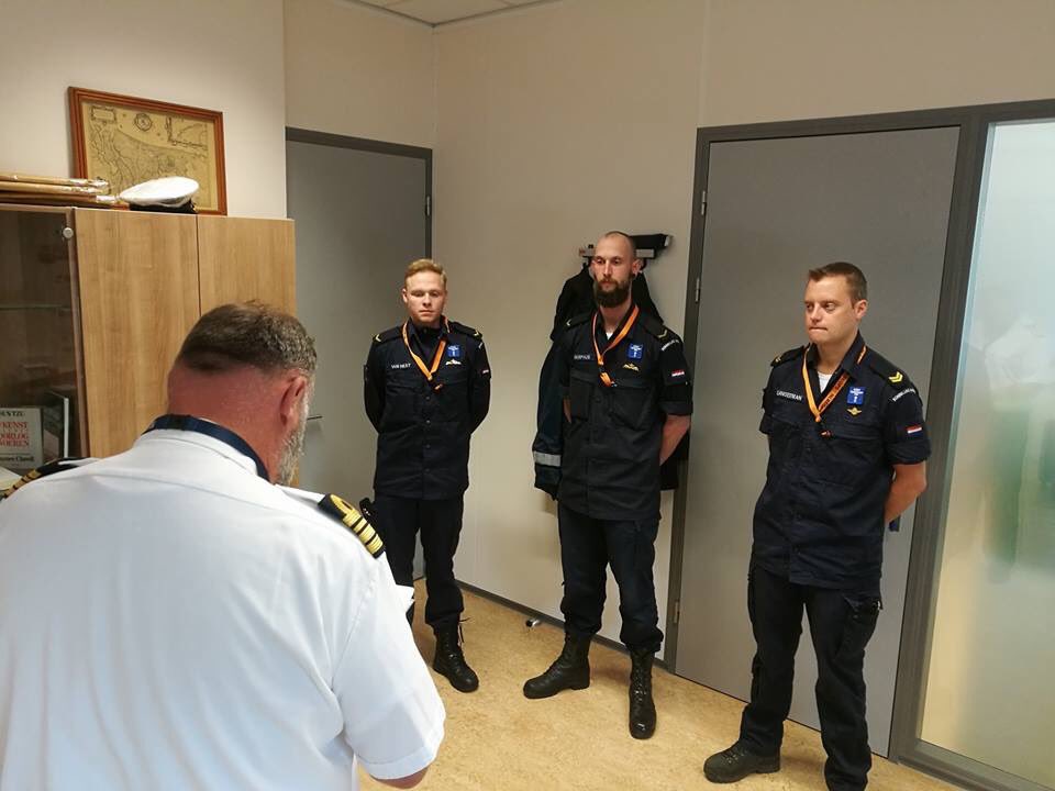 nlbeops's tweet photo. KPLODOPS Langerman kreeg  zijn 12½ jr diensttijdgratificatie uitgereikt. Tevens werden op voordracht van de CDT Zr.MsWalrus, aan MATR 1 ODVB Kamphuis en MATR 1 ODOPS van Hilst een invalbeloning uitgereikt. https://t.co/KjtUhyNRYU