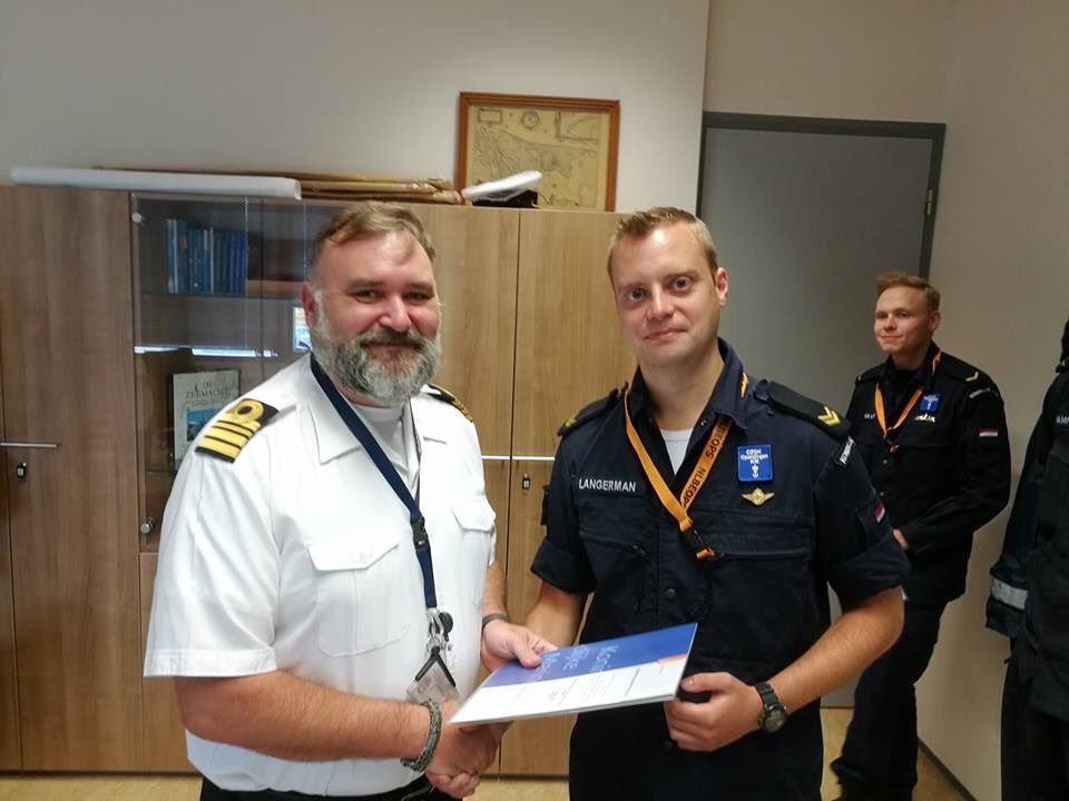 nlbeops's tweet photo. KPLODOPS Langerman kreeg  zijn 12½ jr diensttijdgratificatie uitgereikt. Tevens werden op voordracht van de CDT Zr.MsWalrus, aan MATR 1 ODVB Kamphuis en MATR 1 ODOPS van Hilst een invalbeloning uitgereikt. https://t.co/KjtUhyNRYU