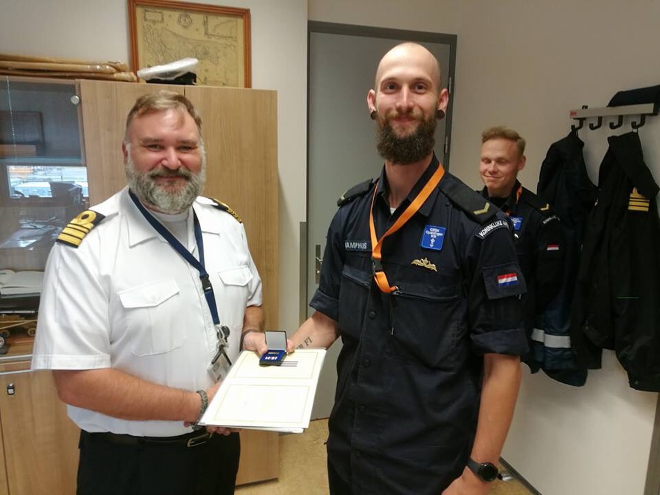 nlbeops's tweet photo. KPLODOPS Langerman kreeg  zijn 12½ jr diensttijdgratificatie uitgereikt. Tevens werden op voordracht van de CDT Zr.MsWalrus, aan MATR 1 ODVB Kamphuis en MATR 1 ODOPS van Hilst een invalbeloning uitgereikt. https://t.co/KjtUhyNRYU