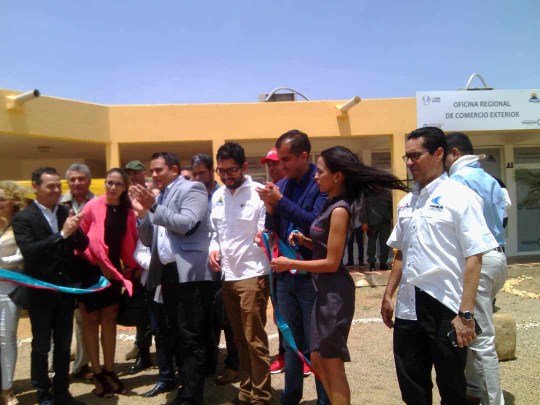 puertosdefalcon's tweet photo. #Ahora Gobernador @vclarkb y el ministro de Comercio Exterior @VielmaMoraJG inauguran la Oficina Regional de Comercio Exterior en @zonfipca @puertosdefalcon presente en la actividad. #JuntosLoHacemos #PrevencionPorLaPaz @ori_falcon https://t.co/reFU3h57uB