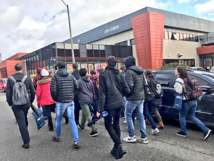 SmartTalentUY's tweet photo. Más de 150 jóvenes están participando de #SmartExperience @LATU_uy Ahora: recorrida en grupos por algunas de las organizaciones y empresas del parque tecnológico: @AscentisCorp @Bantotal @DVelopSoftware @GeneXus @GXConsulting @K2Business @conceptouy @Ideingenio #PayGroup https://t.co/GZ11wSOy4H