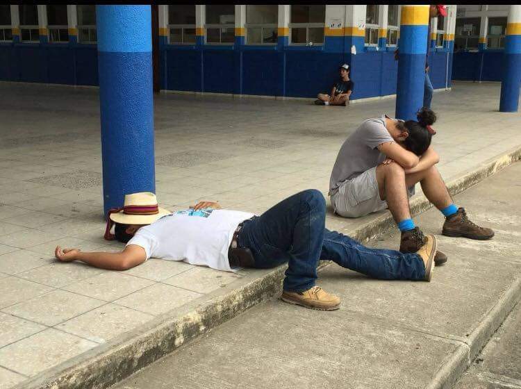 AntiBotsHN's tweet photo. ⚠️Frontera De #Guatemala 🇬🇹 y #Honduras 🇭🇳 #Corintos fue imposible ingreso con ayuda que muchos hondureños dieron para nuestros hermanos.
Por la ayuda autoridades de Guatemala cobran 12% de impuestos, despues de horas de espera sin solución, los carros regresaron a Honduras https://t.co/e8urp7bdr7