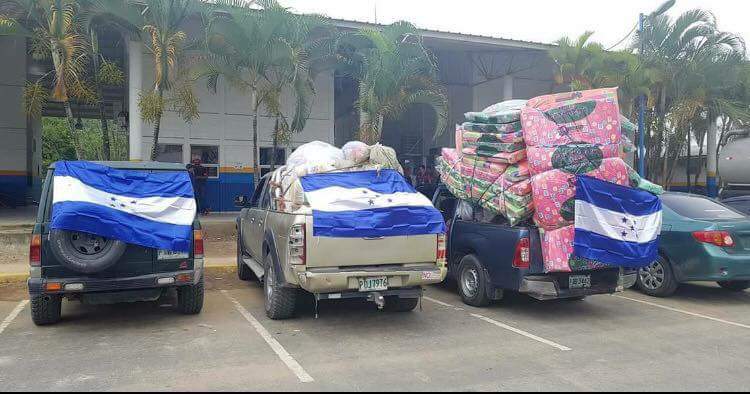 AntiBotsHN's tweet photo. ⚠️Frontera De #Guatemala 🇬🇹 y #Honduras 🇭🇳 #Corintos fue imposible ingreso con ayuda que muchos hondureños dieron para nuestros hermanos.
Por la ayuda autoridades de Guatemala cobran 12% de impuestos, despues de horas de espera sin solución, los carros regresaron a Honduras https://t.co/e8urp7bdr7
