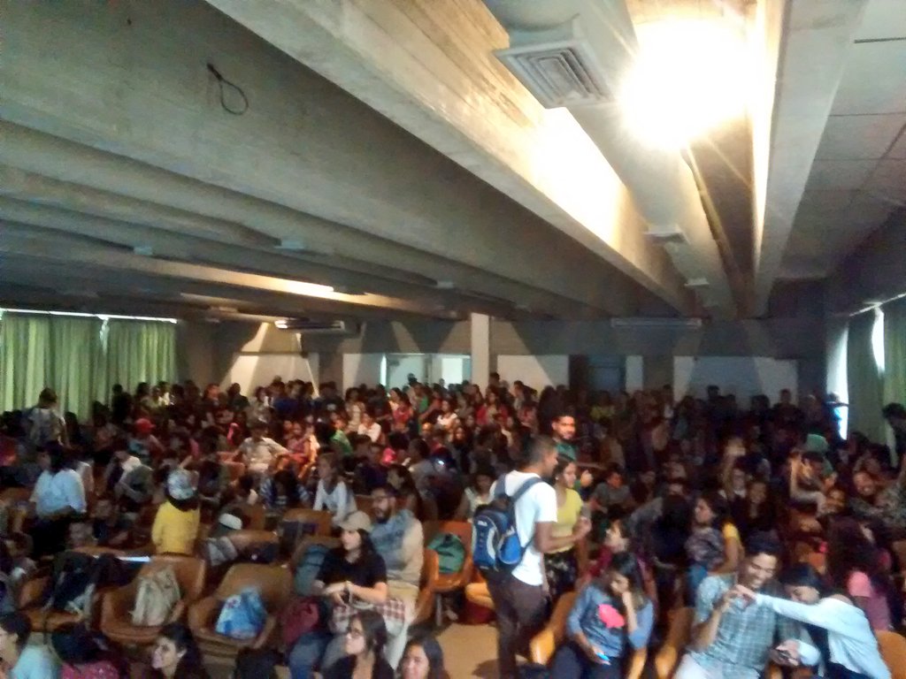 MoviUDO's tweet photo. Gran asistencia de estudiantes, profesores y comunidad universitaria en general escuchando el #StandUp de @Sinmordaza sobre #DDHH. 

MUCHAS GRACIAS al equipo de @Sinmordaza por realizar esta actividad tan importante en nuestra casa de estudios. https://t.co/Ia7S7olvXC
