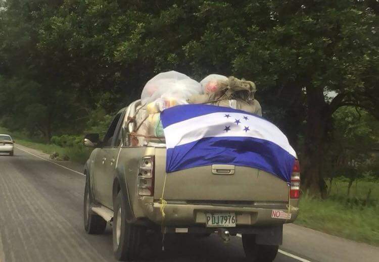 AntiBotsHN's tweet photo. ⚠️Frontera De #Guatemala 🇬🇹 y #Honduras 🇭🇳 #Corintos fue imposible ingreso con ayuda que muchos hondureños dieron para nuestros hermanos.
Por la ayuda autoridades de Guatemala cobran 12% de impuestos, despues de horas de espera sin solución, los carros regresaron a Honduras https://t.co/e8urp7bdr7