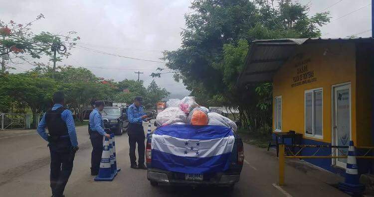 AntiBotsHN's tweet photo. ⚠️Frontera De #Guatemala 🇬🇹 y #Honduras 🇭🇳 #Corintos fue imposible ingreso con ayuda que muchos hondureños dieron para nuestros hermanos.
Por la ayuda autoridades de Guatemala cobran 12% de impuestos, despues de horas de espera sin solución, los carros regresaron a Honduras https://t.co/e8urp7bdr7