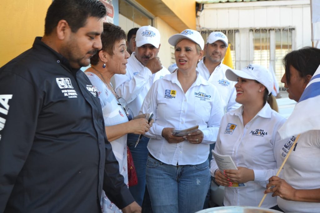 celyaldana's tweet photo. Muy contenta de recorrer y saludar a mi gente de Nacozari, donde los invito a trabajar juntos en unidad y fortaleza para darle el cambio necesario y la dignidad que merecemos los Nacozarenses. 
Muy orgullosa de poder representarlos. #QueSubaEl18 #PorSonoraAlFrente https://t.co/uKhqTXWzns