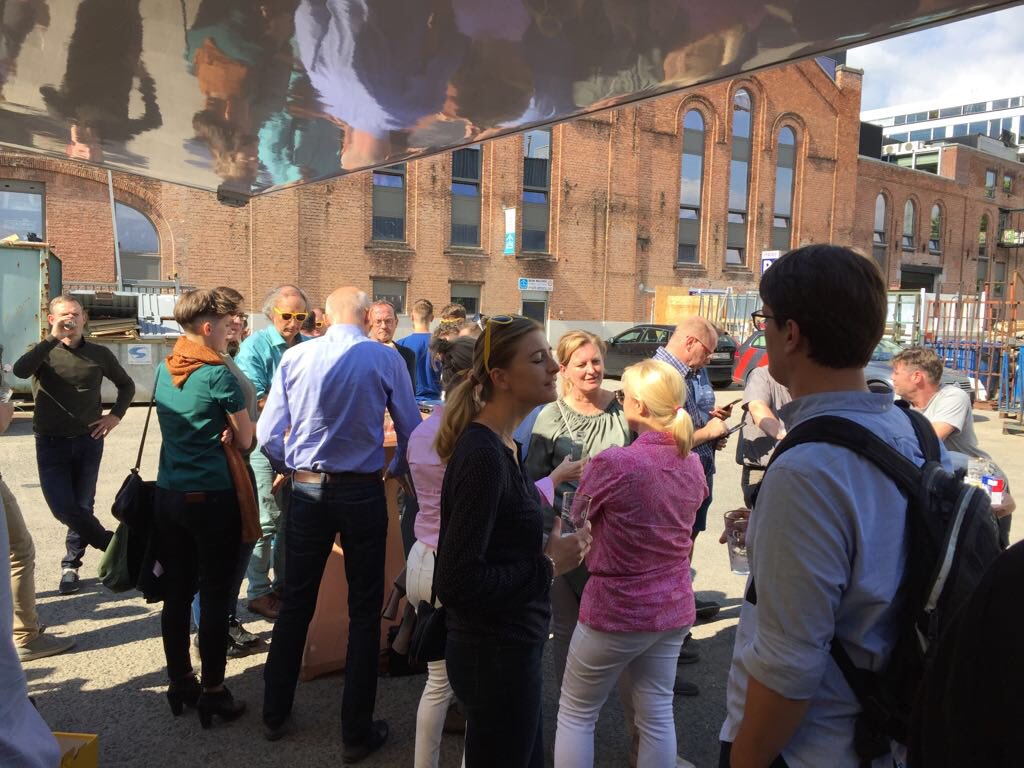 UNIZO en <a href="/DHLexpress/">DHL Express</a> trakteren het hele team van Productiebedrijf van het Jaar Meyvaert Glass Engineering op een gezellige afterwork met foodtruck. Want zo'n wedstrijd win je niet alleen natuurlijk 👏 #teamwork #belgianmakeraward