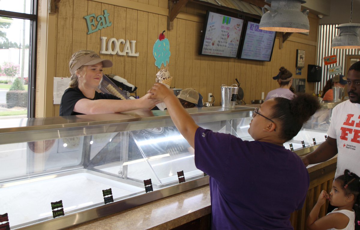 TEC_newspaper's tweet photo. .@GreenvilleGov residents and students can now enjoy Simply Natural Creamery products more conveniently as they open their second location. https://t.co/VVlbj3BCTh https://t.co/nfrXBuE67c