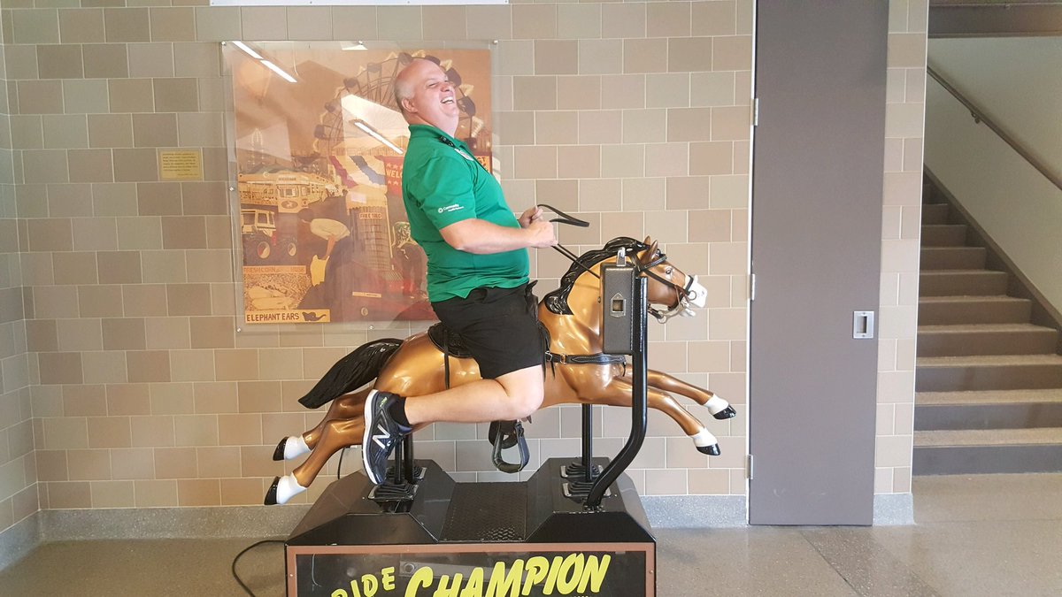 dojogee777's tweet photo. Proof that presidents can have fun too!!!! @CHNw #CommunityAllTeam #allteamexperience https://t.co/twVjEBF0wK