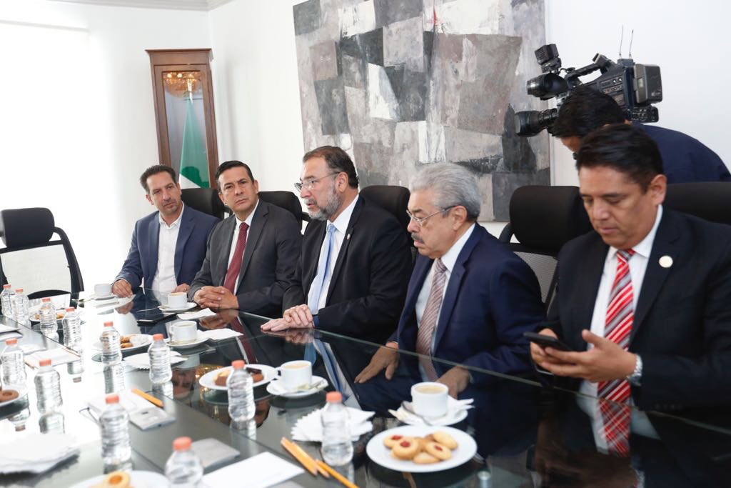 En reunión de trabajo con integrantes del Consejo Directivo Nacional de <a href="/CopecolMx/">Copecol</a> encabezados por el Dr. Leopoldo Domínguez y el Subsecretario de <a href="/SEGOB_mx/">Gobernación</a> Felipe Solís, analizamos los avances que, en materia de #Seguridad, presentan las Agendas Legislativas de Congresos locales