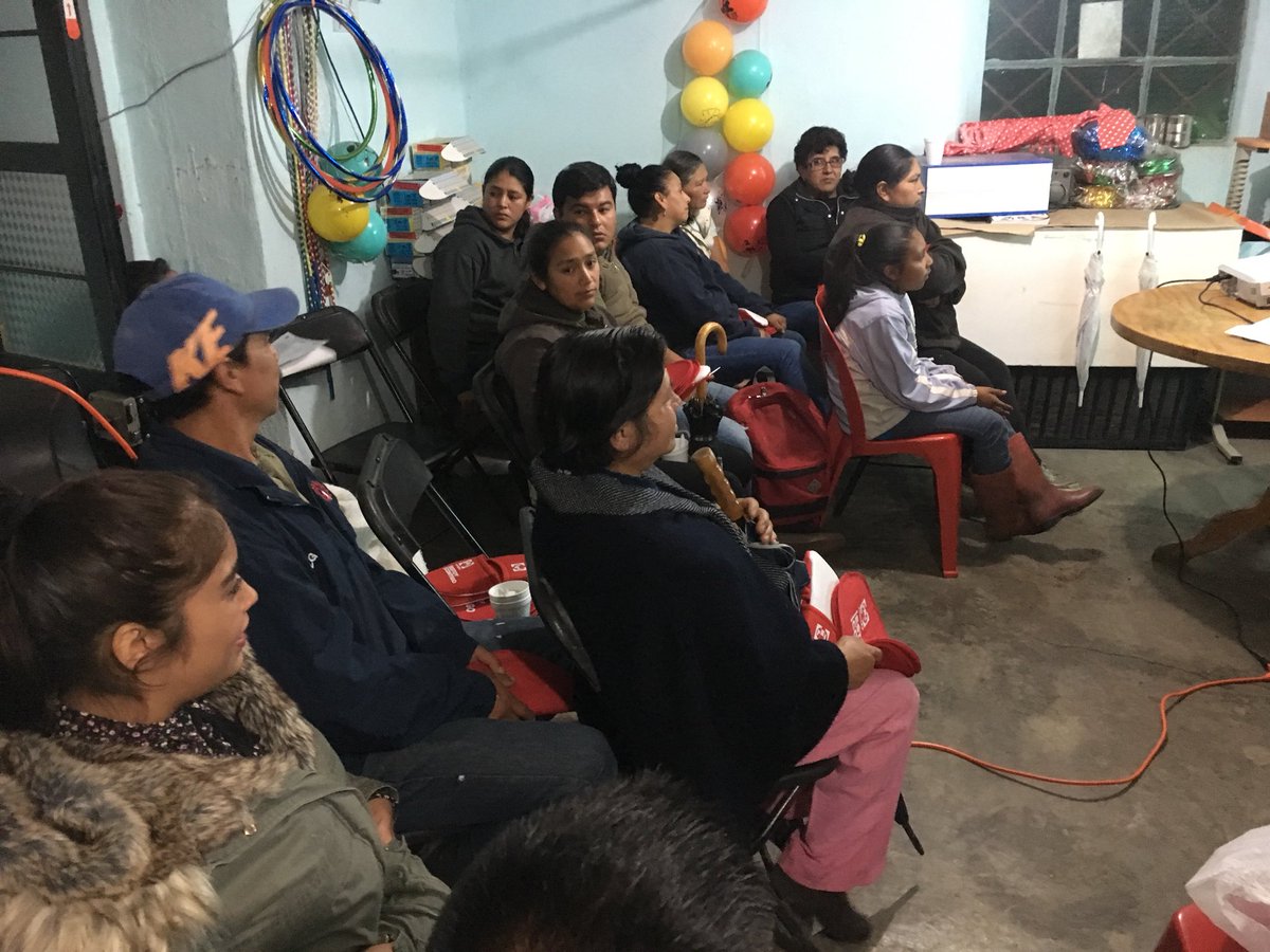 GabArtesana's tweet photo. En San Andrés de los Gama, Temascaltepec. Pudieron conocer la familia del Dr. @cruz_roa y así saber que los valores para ser una buena persona los inculcan en casa 🏠 🍃 #RoaTeam #TemascaltepecRT #PorAmorAlSur #VamosAGanar #Dto.36 #5de5 https://t.co/8KxcXOvy5e