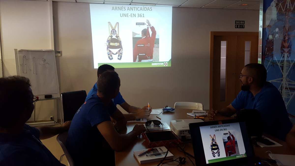 radiokable's tweet photo. Para @Radiokable, la seguridad de nuestro técnicos es fundamental. Nuestros técnicos siguen mejorando conocimientos y técnicas avanzandas en su formación de trabajo en altura. Formación ofrecida por @Gamesystem_ES, especialistas en formación de Trabajo en Altura. https://t.co/BmC51v4wBj