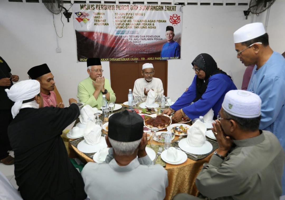 Mohd Najib Tun Razak On Twitter Buka Puasa Dan Solat Maghrib Di Masjid Kg Tanjung Agas Hari Ini Alhamdulillah Berpeluang Juga Sampaikan Bantuan Zakat Kepada Yang Memerlukan Semoga Kita Semua Beroleh Keberkatan