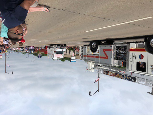 FoxCitiesSA's tweet image. Now who doesn't love a parade. Proud to see the #SalvationArmyWi #EDS canteen and the GIANT #AZCO corp built #RedKettle in the 2018 #AppletonFlagDay parade rolling down #Wisconsin avenue. Wonderful and #GodBlessAmerica