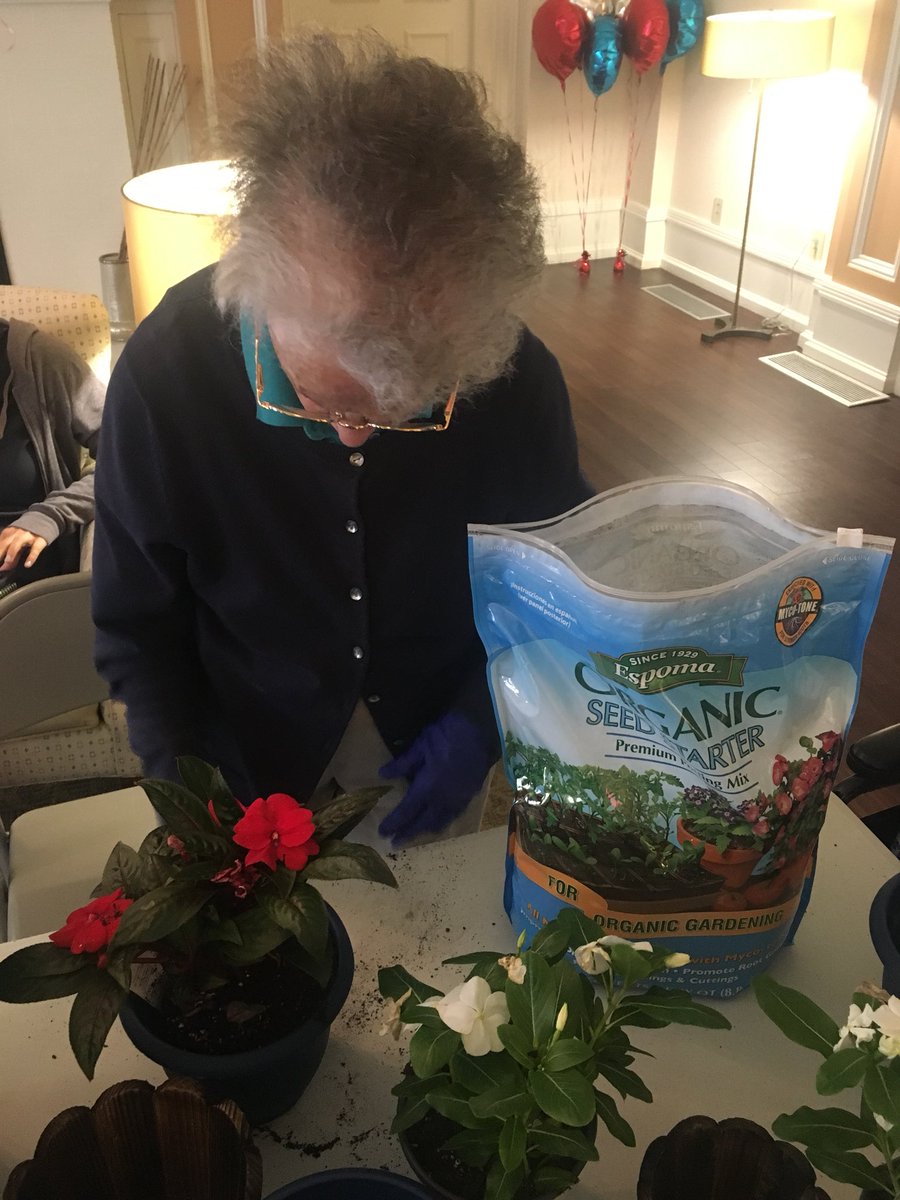CareOneCares's tweet photo. When in doubt, plant #flowers💐 🌼🌸🌺! The #GardenClub from CareOne at Madison Ave brought some sunshine on this rainy day by planting beautiful flowers to decorate their outdoor living space! #gardeningclub #gardenlife #plantinglife #plantlife #trustinourcare #morristownnj https://t.co/i6rr1IKoQe