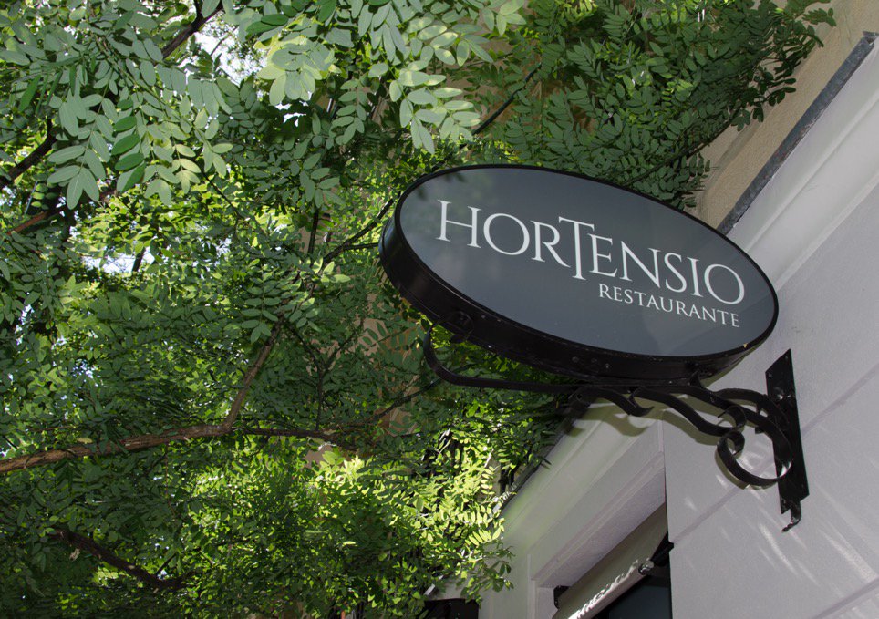 Maravillosamente situado, cómodo y acogedor, con decoración clásica, Hortensio disfruta de una cocina francesa con inspiración ibérica.