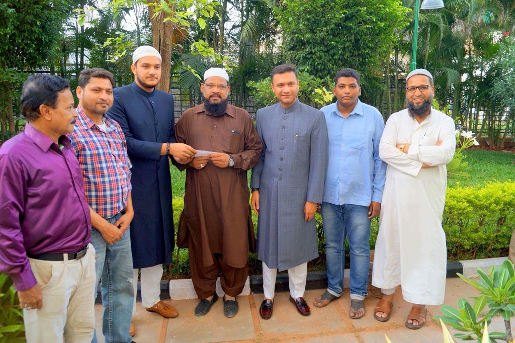 irfankhan1802's tweet photo. AIMIM Floor Leader Akbaruddin Owaisi along with his son Nooruddin Owaisi today give 12 lakh rupees to 24 mosques of his Chandrayangutta Assembly Constituency. @asadowaisi https://t.co/FNGWRaIurE