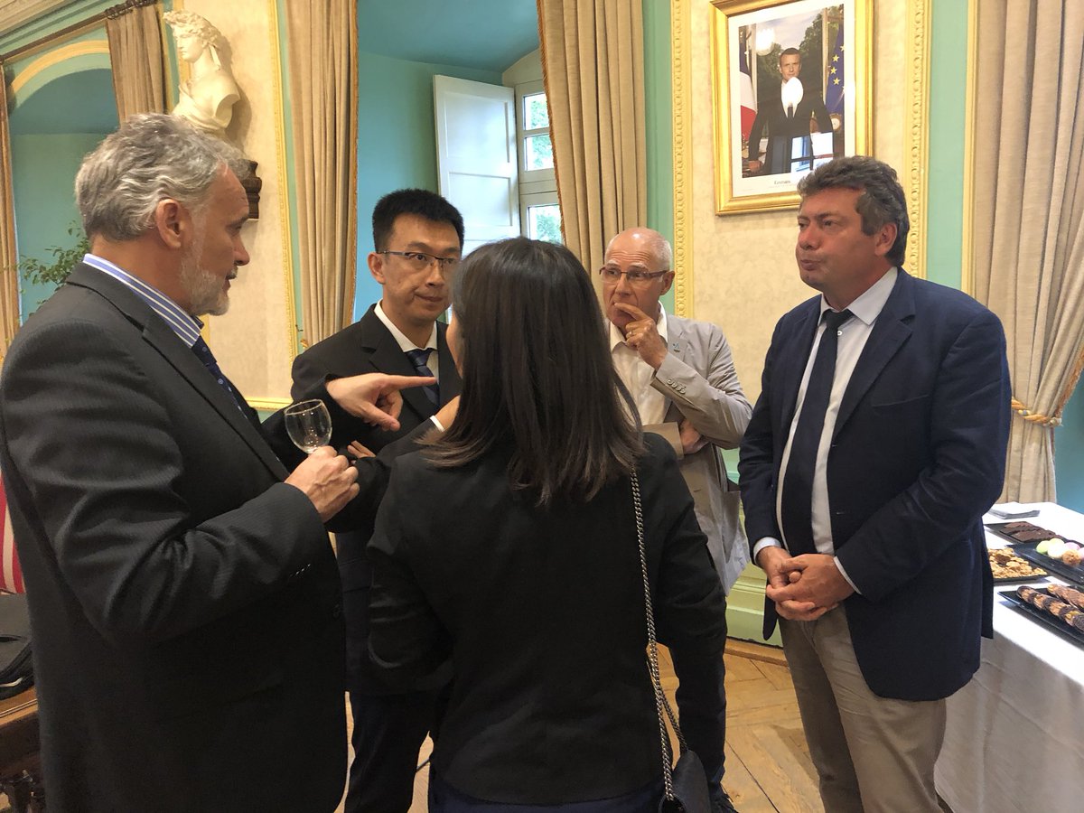 NicolasPoilleux's tweet image. Rencontre avec @DominiqueDord et @RenaudBeretti à l’hôtel de ville d’#AixlesBains avec Ducan Duan (段晓伟 ) directeur du développement économique de la #bio #valley à #Shenzhen #Dapeng pour évoquer les projets sur le tourisme, la santé et le bien être. 🇨🇳🇫🇷 @ERAC_Chine