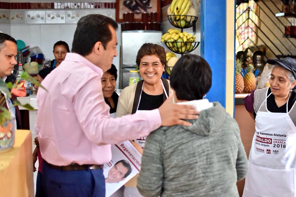 oswaldogarciaj's tweet photo. Acudimos al Mercado IV Centenario a dar a conocer a locatarios y clientes nuestras propuestas para gobernar Oaxaca de Juárez. Con #Morena vamos por un cambio verdadero para nuestra capital. #JuntosHaremosHistoria https://t.co/L4V6ZE5MXj