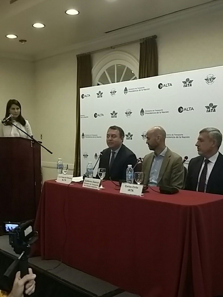 JST_Argentina's tweet photo. [AHORA] Conferencia de prensa del Ministro de Transporte @Guillodietrich en el cierre de 9no Congreso Panamericano de Seguridad en la Aviación. Junto a Luis Felipe de Oliveira, de @ALTA_aero y Carlos Cirilo de @IATA #ALTAsafetysummit https://t.co/lvYbbYpxH7