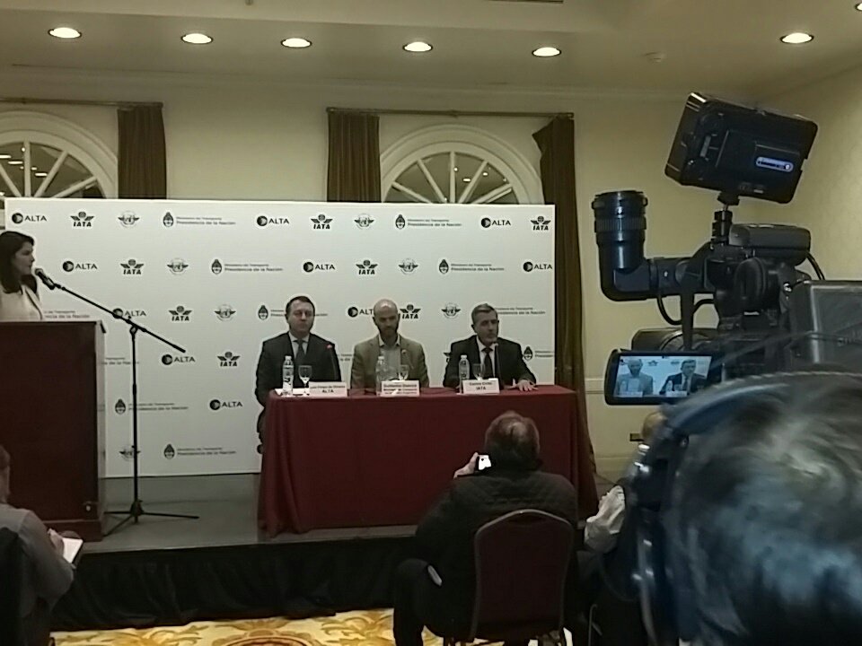 JST_Argentina's tweet photo. [AHORA] Conferencia de prensa del Ministro de Transporte @Guillodietrich en el cierre de 9no Congreso Panamericano de Seguridad en la Aviación. Junto a Luis Felipe de Oliveira, de @ALTA_aero y Carlos Cirilo de @IATA #ALTAsafetysummit https://t.co/lvYbbYpxH7